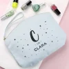 Hellblaues Beautycase mit Initiale, Name und kleinen Sternen