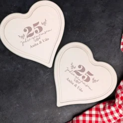 2 Herzbrettchen zum Hochzeitstag mit Ihren Wunschnamen graviert