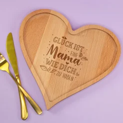 Herz Frühstücksbrettchen aus Holz mit Gravur 'Glück ist eine Mama wie dich zu haben' Muttertagsgeschenk