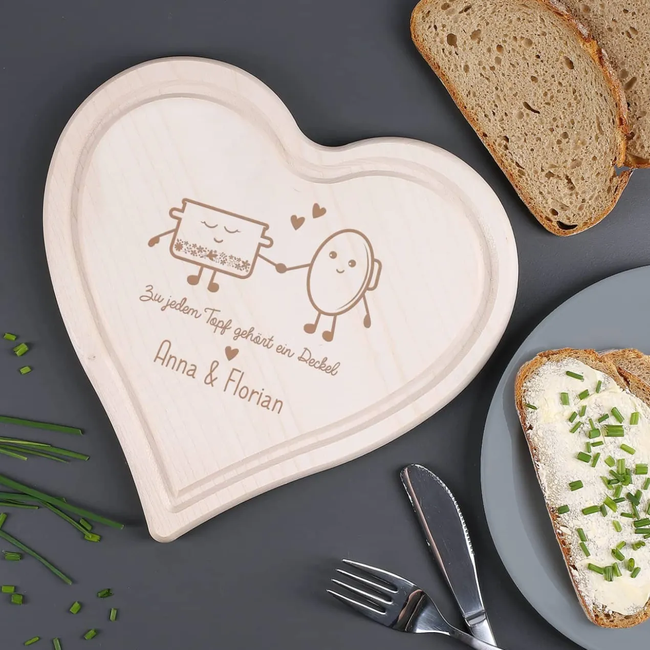 Herz-Frühstücksbrett graviert mit Topf und Deckel und Namen