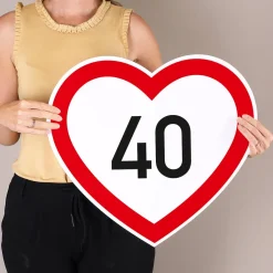 Herzförmiges PVC-Schild mit Wunschalter zum Geburtstag