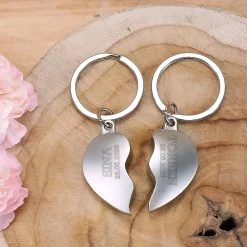 Herz-Paaranhänger mit Name & Datum graviert in Geschenkbox