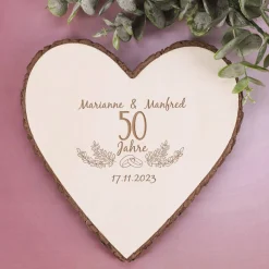 Herzplatte aus Holz zum Hochzeitstag mit Namen und Datum graviert
