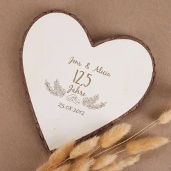 Herzplatte aus Holz zum Hochzeitstag mit Namen und Datum graviert