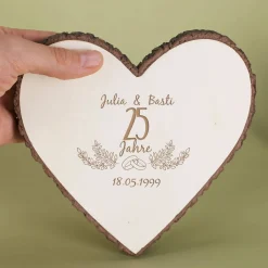 Herzplatte aus Holz zum Hochzeitstag mit Namen und Datum graviert