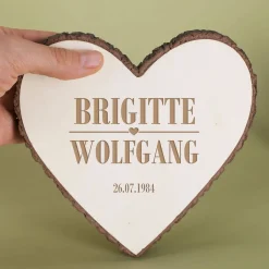 Herzplatte aus Holz zur Hochzeit mit Namensgravur und Datum