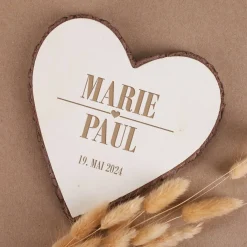Herzplatte aus Holz zur Hochzeit mit Namensgravur und Datum