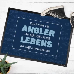 Hier wohnt ein Angler mit dem Fang seines Lebens - Fußmatte mit Wunschtext