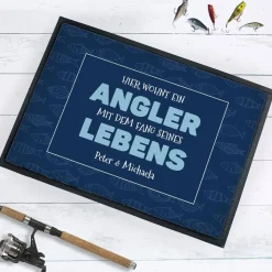 Hier wohnt ein Angler mit dem Fang seines Lebens - Fußmatte mit Wunschtext
