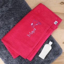 Himbeerfarbenes Handtuch mit Delfin und Name in 3 Größen