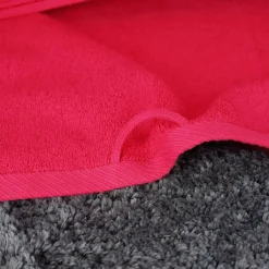 Himbeerfarbenes Handtuch mit Schmetterling und Name in 3 Größen