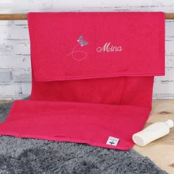 Himbeerfarbenes Handtuch mit Schmetterling und Name in 3 Größen