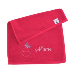 Himbeerfarbenes Handtuch mit Schmetterling und Name in 3 Größen