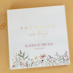 Hochwertiges Hochzeitsalbum mit Prägung, personalisiert mit Namen und Datum | Fotobuch m. Wildblumen