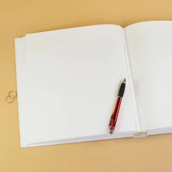 Hochwertiges Hochzeitsalbum mit Prägung, personalisiert mit Namen und Datum | Fotobuch m. Wildblumen