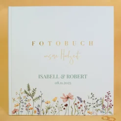 Hochwertiges Hochzeitsalbum mit Prägung, personalisiert mit Namen und Datum | Fotobuch m. Wildblumen