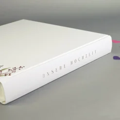 Hochwertiges Hochzeitsalbum mit Prägung, personalisiert mit Namen und Datum | Fotobuch m. Wildblumen