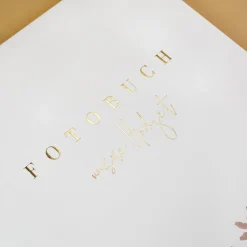 Hochwertiges Hochzeitsalbum mit Prägung, personalisiert mit Namen und Datum | Fotobuch m. Wildblumen