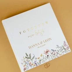 Hochwertiges Hochzeitsalbum mit Prägung, personalisiert mit Namen und Datum | Fotobuch m. Wildblumen