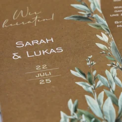 Hochzeitseinladung Ziehkarte in Kraftpapier-Optik mit Olivenzweigen & Quaste