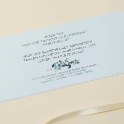 Hochzeitseinladung - Ziehkarte mit zwei Fotos und farbigem Hintergrund