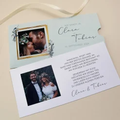 Hochzeitseinladung - Ziehkarte mit zwei Fotos und farbigem Hintergrund