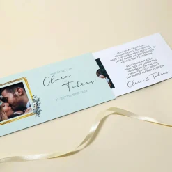 Hochzeitseinladung - Ziehkarte mit zwei Fotos und farbigem Hintergrund