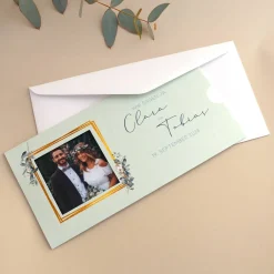 Hochzeitseinladung - Ziehkarte mit zwei Fotos und farbigem Hintergrund