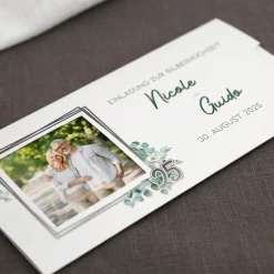 Hochzeitseinladung - Ziehkarte mit zwei Fotos zur Silberhochzeit mit Wunschdaten und Blatt-Blütenmotiv