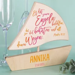 Holzboot - Er hat seinen Engeln befohlen - mit Name und Datum in rosa-orange