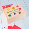 Holzbox mit bunten Farbklecksen bedruckt zur Einschulung