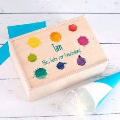 Holzbox mit bunten Farbklecksen bedruckt zur Einschulung