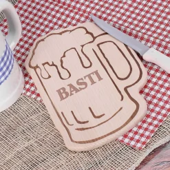 Holzbrettchen Bierkrug mit persönlicher Namensgravur