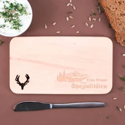 Holzbrettchen für Spezialitäten graviert mit dem Namen und Berglandschaft