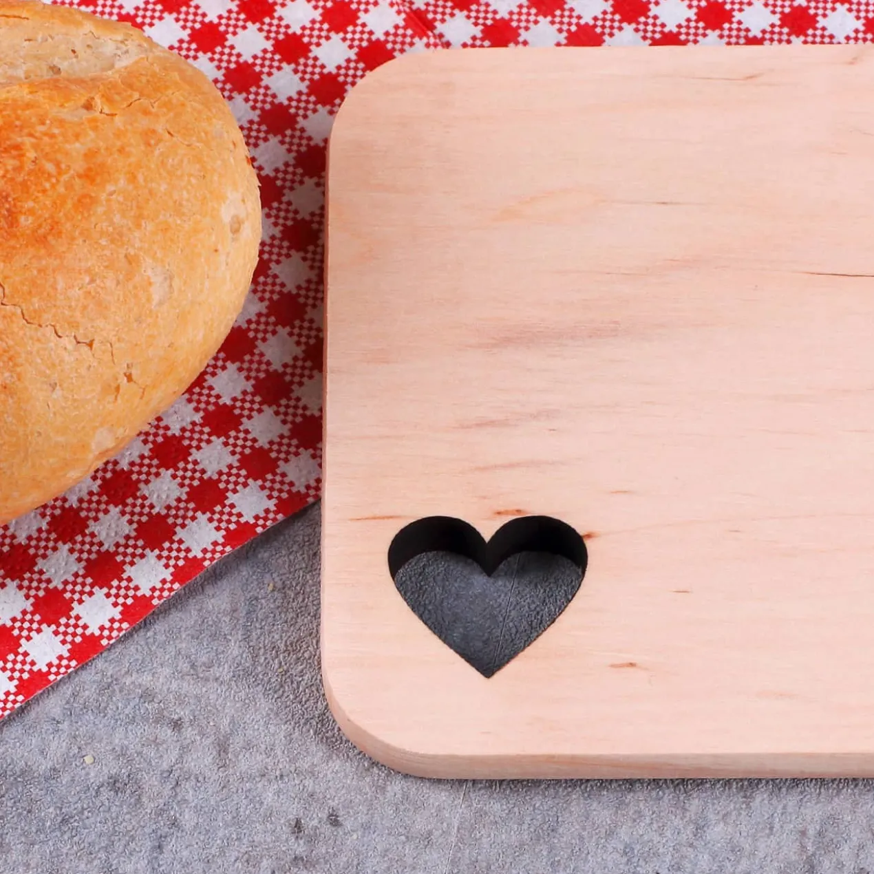 Holzbrettchen graviert mit Name und ausgestanztem Herz