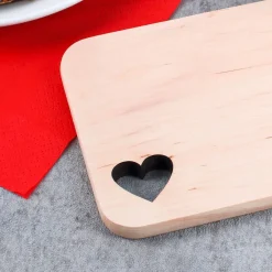 Holzbrettchen mit ausgestanztem Herz und graviert mit Name und Datum