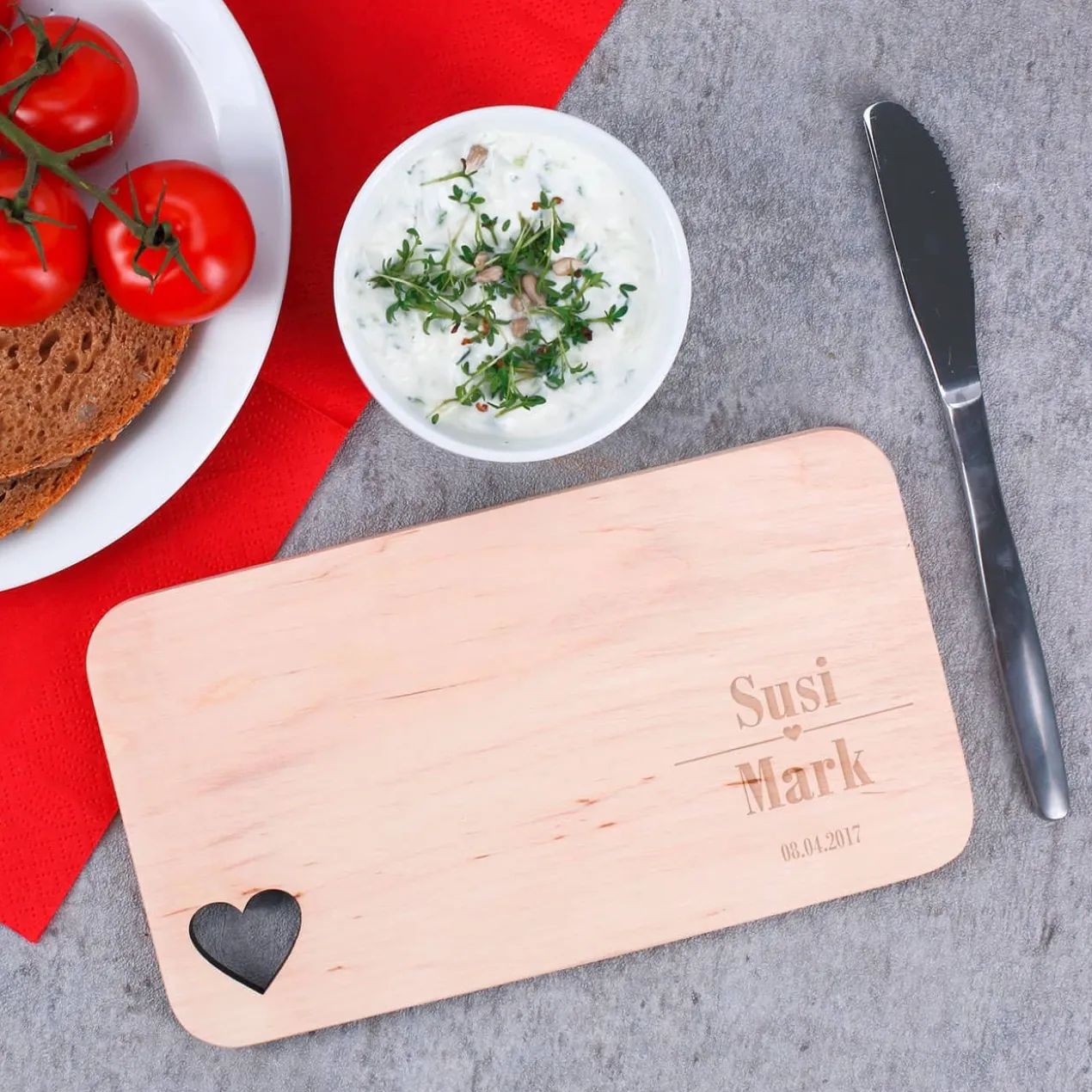 Holzbrettchen mit ausgestanztem Herz und graviert mit Name und Datum