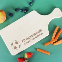 Holzbrettchen mit graviertem Fußballmotiv