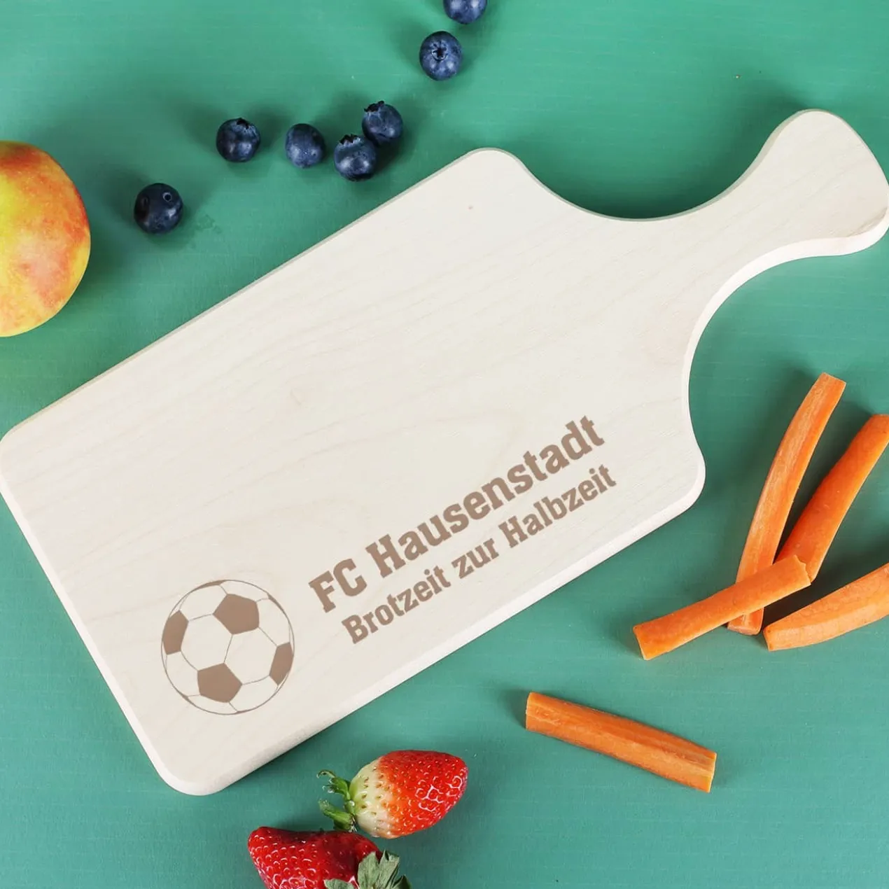 Holzbrettchen mit graviertem Fußballmotiv