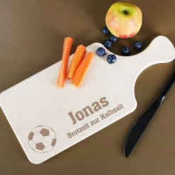 Holzbrettchen mit graviertem Fußballmotiv