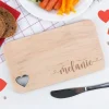 Holzbrettchen mit Herzausschnitt und Namensgravur