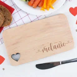 Holzbrettchen mit Herzausschnitt und Namensgravur