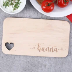 Holzbrettchen mit Herzausschnitt und Namensgravur