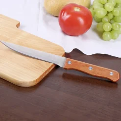 Holzbrett mit integriertem Messer und graviertem Vornamen