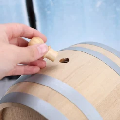 Holzfass mit Wunschname und Ort graviert für den persönlichen Schnaps-Vorrat