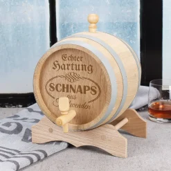 Holzfass mit Wunschname und Ort graviert für den persönlichen Schnaps-Vorrat