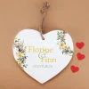 Holzherz mit Wunschnamen und Datum – Romantisches Geschenk mit Blumen-Motiv
