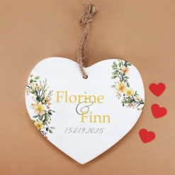 Holzherz mit Wunschnamen und Datum – Romantisches Geschenk mit Blumen-Motiv