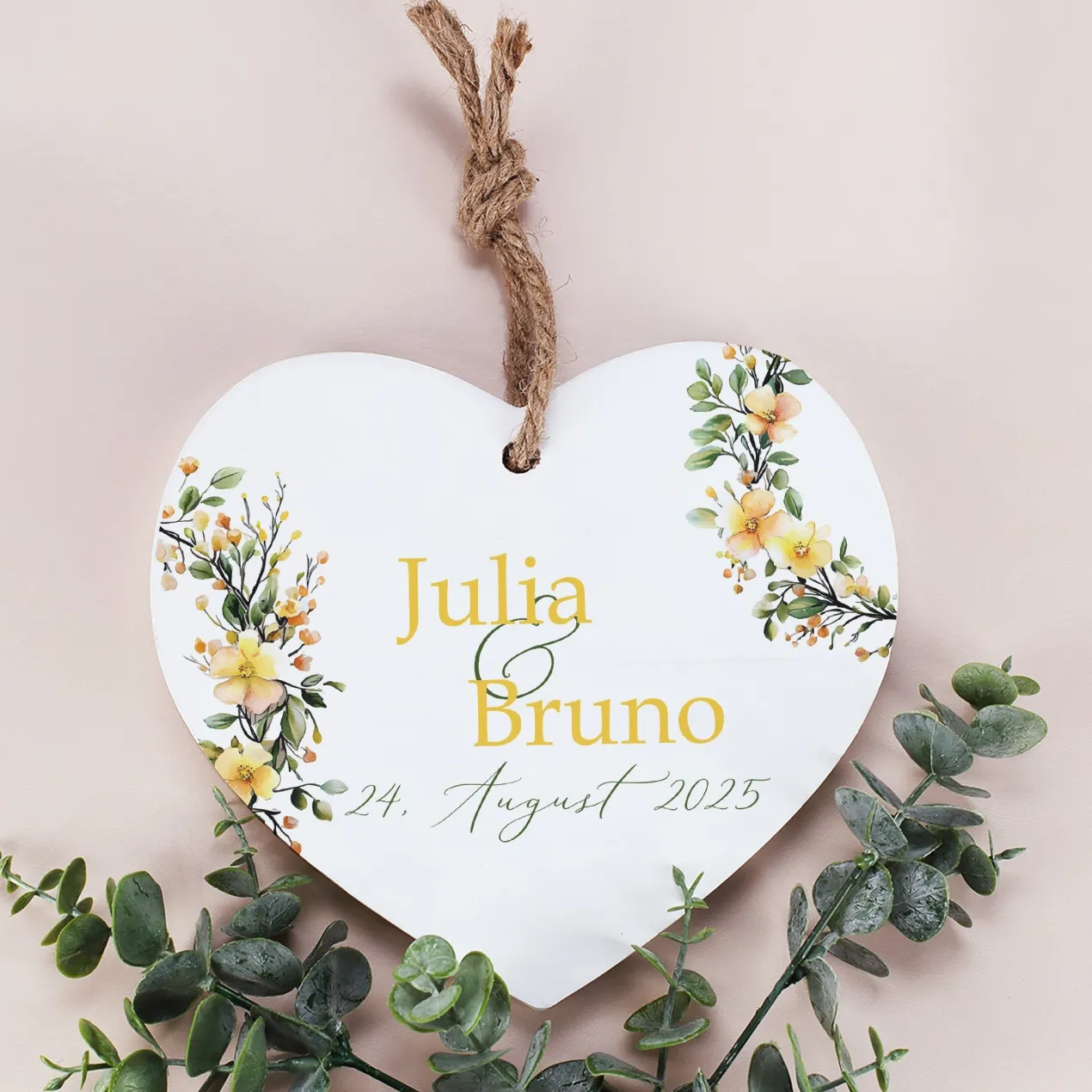 Holzherz mit Wunschnamen und Datum – Romantisches Geschenk mit Blumen-Motiv