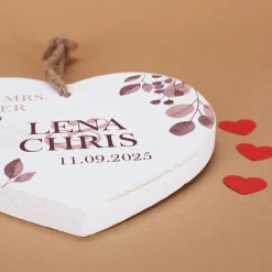 Holzherz mit Wunschnamen und Datum – Romantisches Geschenk mit Blatt-Motiv